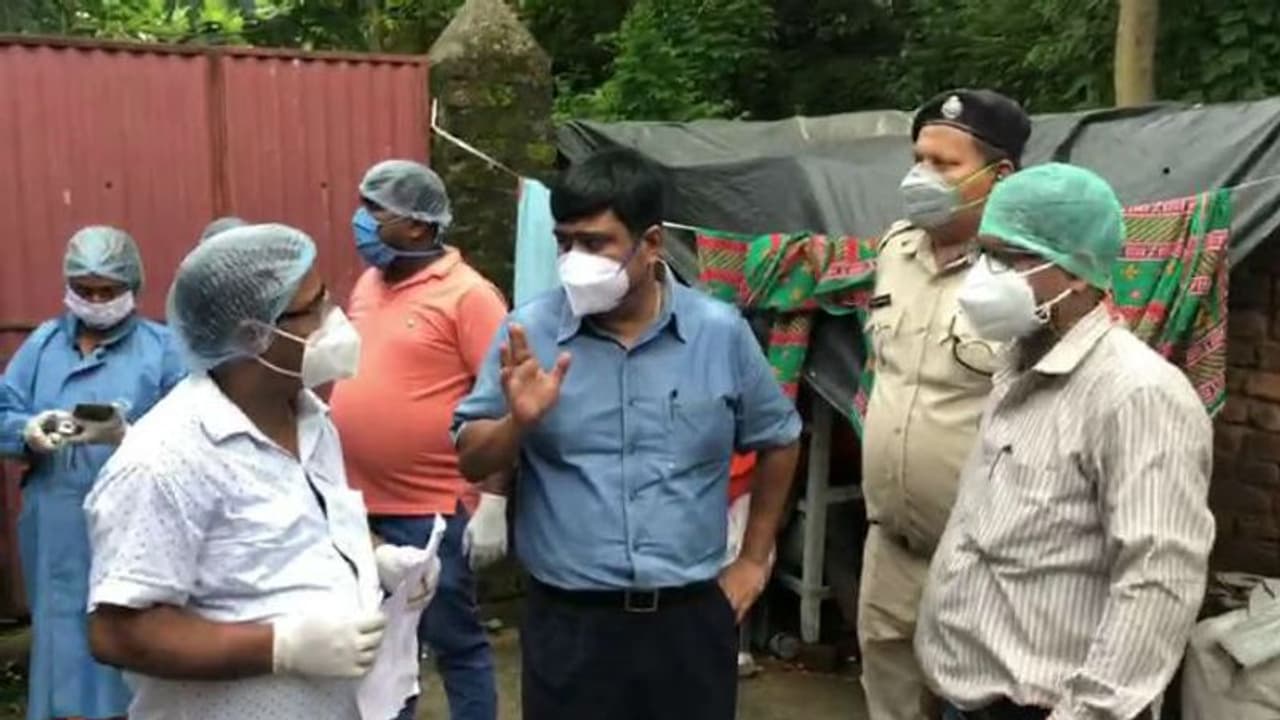 কেমন আছেন করোনা আক্রান্তরা, বাড়ি বাড়ি গিয়ে তাঁদের খোঁজ নিলেন জেলাশাসক কেমন আছেন করোনা আক্রান্তরা, বাড়ি বাড়ি গিয়ে তাঁদের খোঁজ নিলেন জেলাশাসক
