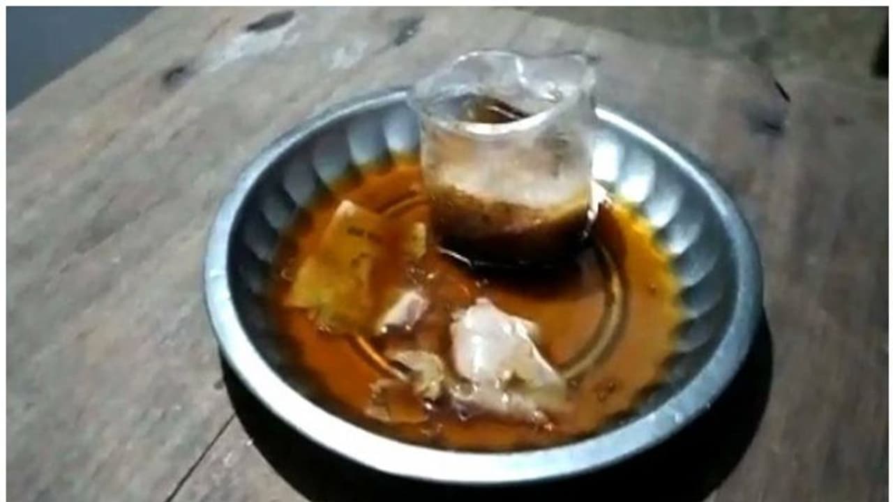 കണ്ണൂരിൽ വിതരണം ചെയ്ത ഓണക്കിറ്റിലെ ശർക്കരയിൽ പ്ലാസ്റ്റിക് കപ്പും പേപ്പറും കണ്ണൂരിൽ വിതരണം ചെയ്ത ഓണക്കിറ്റിലെ ശർക്കരയിൽ പ്ലാസ്റ്റിക് കപ്പും പേപ്പറും