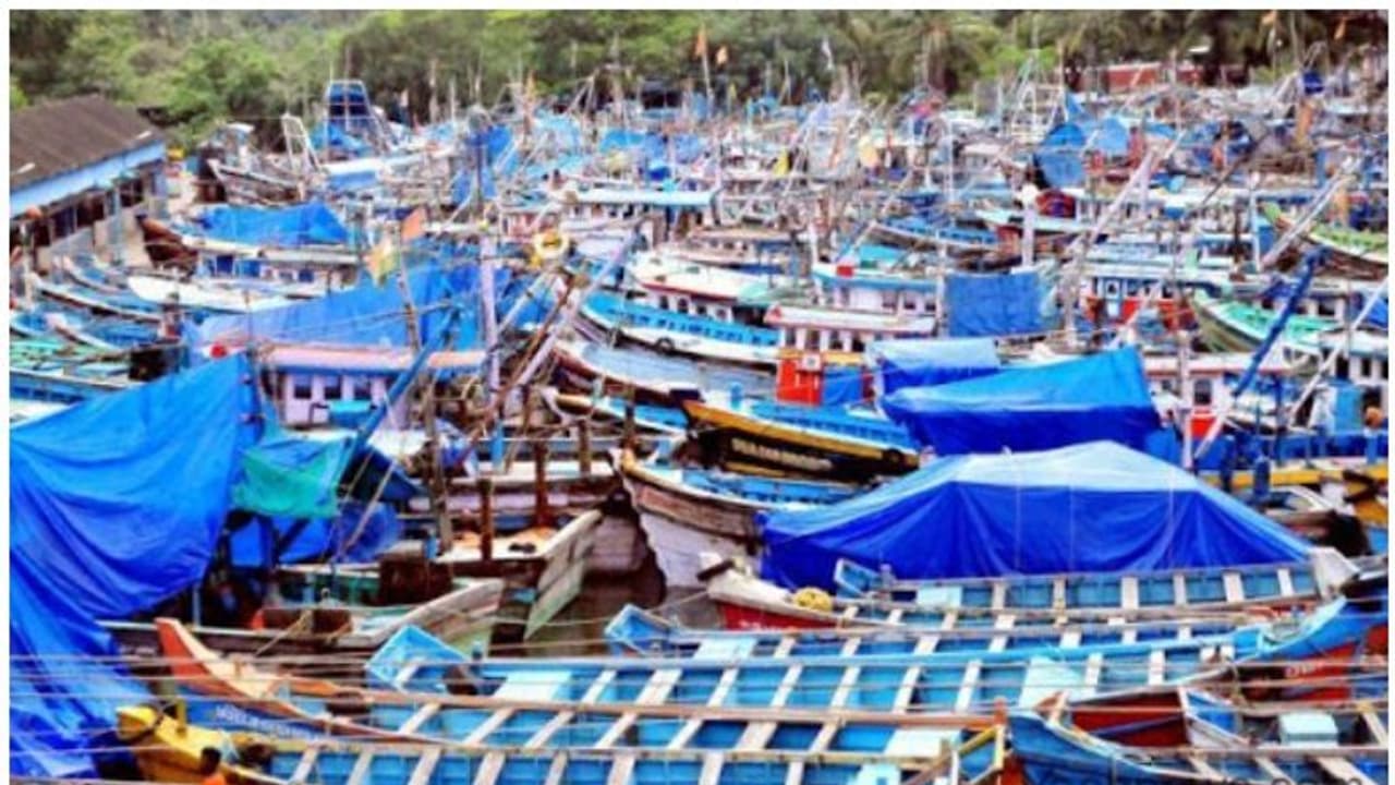 കൊവിഡ് മുൻകരുതൽ; കൊല്ലം അഴീക്കൽ മത്സ്യബന്ധന തുറമുഖം അടച്ചു കൊവിഡ് മുൻകരുതൽ; കൊല്ലം അഴീക്കൽ മത്സ്യബന്ധന തുറമുഖം അടച്ചു