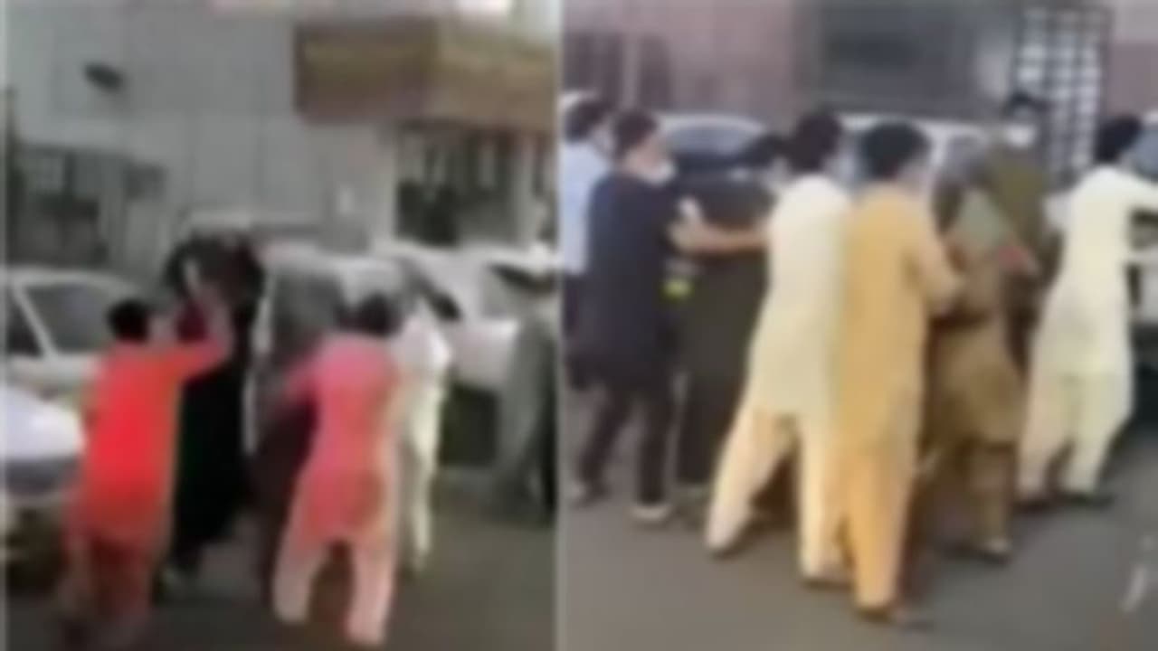 സൗദിയില് നടുറോഡില് പാകിസ്ഥാനികള് തമ്മില് കൂട്ടത്തല്ല്; ആറുപേര് അറസ്റ്റില് സൗദിയില് നടുറോഡില് പാകിസ്ഥാനികള് തമ്മില് കൂട്ടത്തല്ല്; ആറുപേര് അറസ്റ്റില്