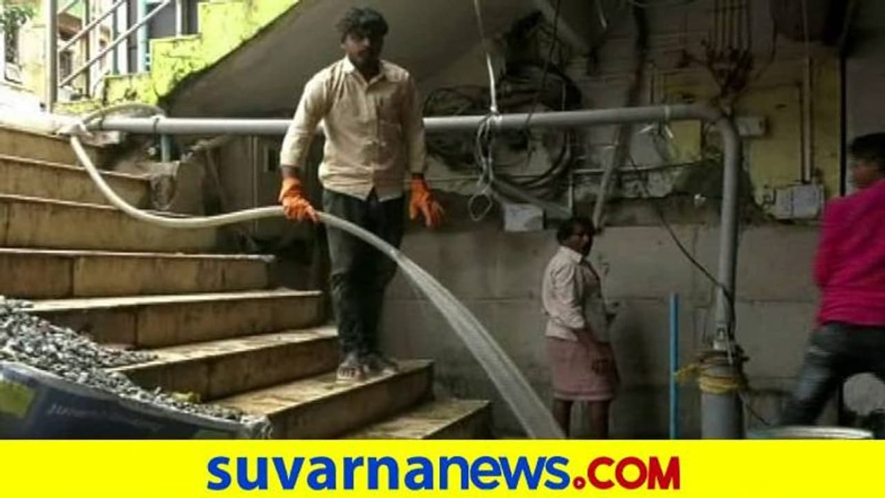 ಗದಗ: ಒಂದು ಕಾಲದಲ್ಲಿ ಹನಿ ನೀರಿಗೂ ಪರದಾಟ, ಇಂದು ಮನೆಗಳಲ್ಲಿ ಜಿನುಗುತ್ತಿದೆ ಅಂತರ್ಜಲ! ಗದಗ: ಒಂದು ಕಾಲದಲ್ಲಿ ಹನಿ ನೀರಿಗೂ ಪರದಾಟ, ಇಂದು ಮನೆಗಳಲ್ಲಿ ಜಿನುಗುತ್ತಿದೆ ಅಂತರ್ಜಲ!