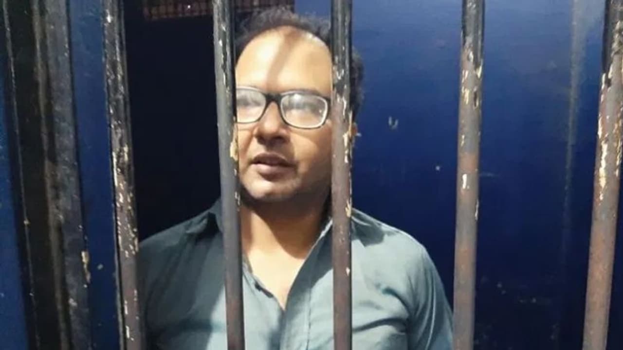 कराची में पत्रकार पर पाकिस्तानी सेना को बदनाम करने का आरोप, किया गया अरेस्ट कराची में पत्रकार पर पाकिस्तानी सेना को बदनाम करने का आरोप, किया गया अरेस्ट