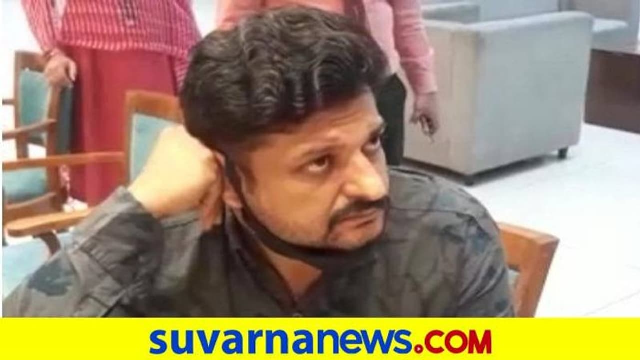 ಹುಬ್ಬಳ್ಳಿ: ಗ್ರಾಹಕರ ಸೋಗಿನಲ್ಲಿ ಬಂದು ಚಿನ್ನದಂಗಡಿಯಲ್ಲಿ ಕಳ್ಳತನ, ಇಬ್ಬರ ಬಂಧನ ಹುಬ್ಬಳ್ಳಿ: ಗ್ರಾಹಕರ ಸೋಗಿನಲ್ಲಿ ಬಂದು ಚಿನ್ನದಂಗಡಿಯಲ್ಲಿ ಕಳ್ಳತನ, ಇಬ್ಬರ ಬಂಧನ