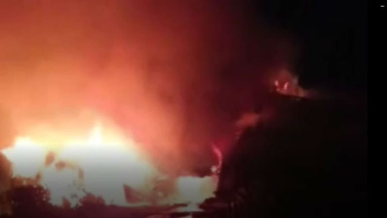 দুটি লরির মুখোমুখি সংঘর্ষের পরই দাউ দাউ করে জ্বলল আগুন, অগ্নিদগ্ধ হয়ে মৃত ৪ দুটি লরির মুখোমুখি সংঘর্ষের পরই দাউ দাউ করে জ্বলল আগুন, অগ্নিদগ্ধ হয়ে মৃত ৪