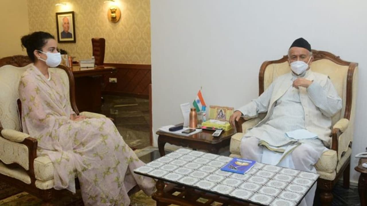 राज्यपाल से मिलने पहुंचीं कंगना, कहा मेरे साथ जो अन्याय हुआ, उसकी जानकारी दी; उम्मीद है न्याय मिलेगा राज्यपाल से मिलने पहुंचीं कंगना, कहा मेरे साथ जो अन्याय हुआ, उसकी जानकारी दी; उम्मीद है न्याय मिलेगा