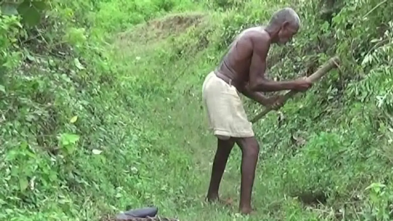 খাল দিয়ে জমিতে আসবে জল, ৩০ বছর ধরে কোদাল দিয়ে মাটি কেটে গেলেন বৃদ্ধ খাল দিয়ে জমিতে আসবে জল, ৩০ বছর ধরে কোদাল দিয়ে মাটি কেটে গেলেন বৃদ্ধ