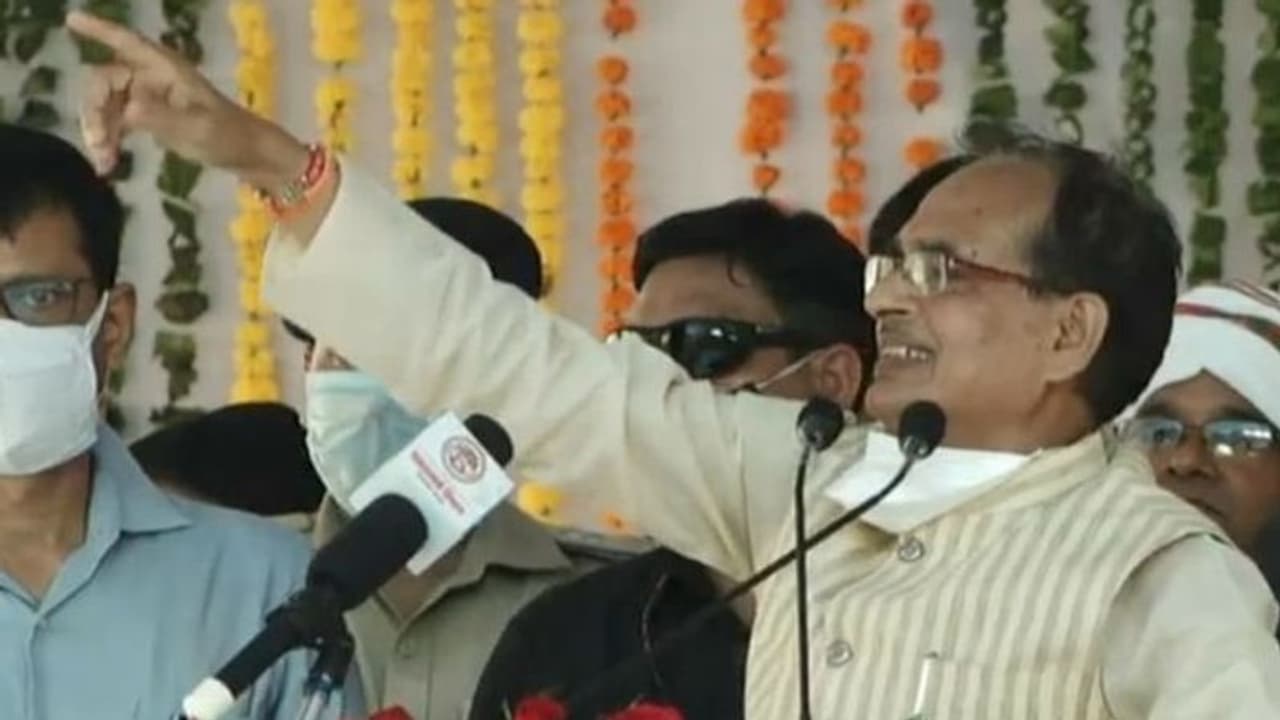 CM शिवराज सिंह का बड़ा ऐलान: बकाया बिजली बिल किया माफ, कहा कमलनाथ तो कफन के 5 हजार भी खा गए CM शिवराज सिंह का बड़ा ऐलान: बकाया बिजली बिल किया माफ, कहा कमलनाथ तो कफन के 5 हजार भी खा गए