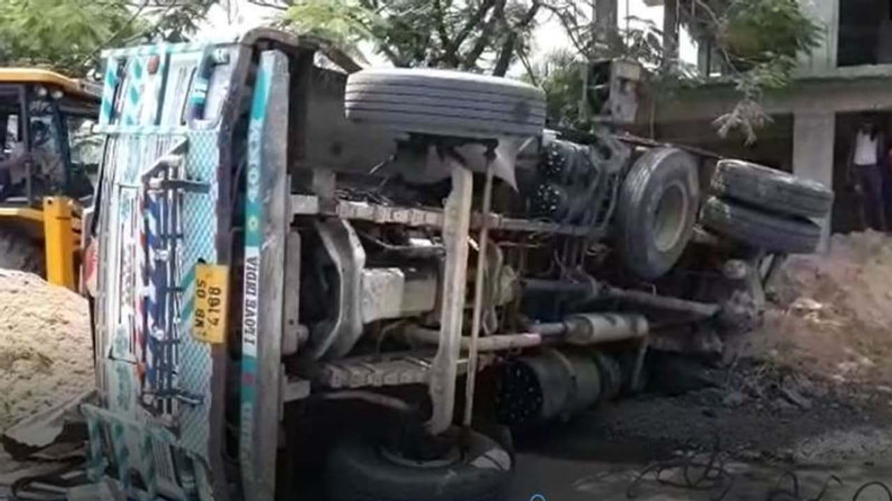 নিউটাউনে উল্টে গেল বালিবোঝাই লরি, গুরুতর জখম অবস্থায় হাসপাতালে ভর্তি ৩ জন নিউটাউনে উল্টে গেল বালিবোঝাই লরি, গুরুতর জখম অবস্থায় হাসপাতালে ভর্তি ৩ জন