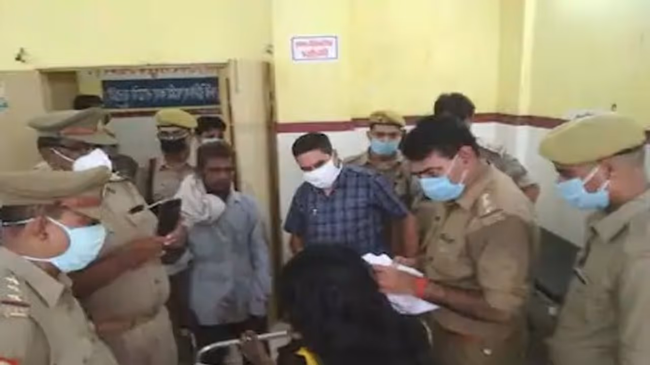 बीवी के साथ गैर मर्द को देख बौखला गया पति, फिर दी खौफनाक सजा, देखकर सहम गए लोग बीवी के साथ गैर मर्द को देख बौखला गया पति, फिर दी खौफनाक सजा, देखकर सहम गए लोग