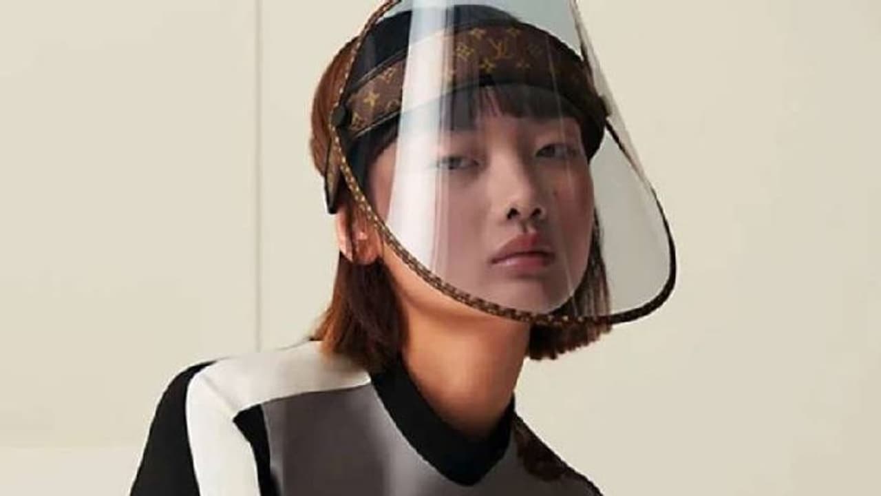 സ്വർണം പതിച്ച ഫേസ് ഷീൽഡ്, തൊപ്പിയായും ഉപയോ​ഗിക്കാം; വില എത്രയെന്ന് അറിയാമോ?