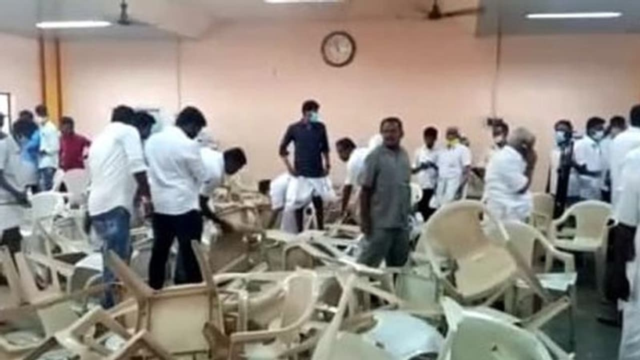 திருச்சி அதிமுகவில் அடிதடி..! பதவி வழங்காத ஆத்திரத்தில் கூட்டத்தில் சேர்கள் உடைப்பு..! அமைச்சர் அலறி ஓட்டம்.! திருச்சி அதிமுகவில் அடிதடி..! பதவி வழங்காத ஆத்திரத்தில் கூட்டத்தில் சேர்கள் உடைப்பு..! அமைச்சர் அலறி ஓட்டம்.!