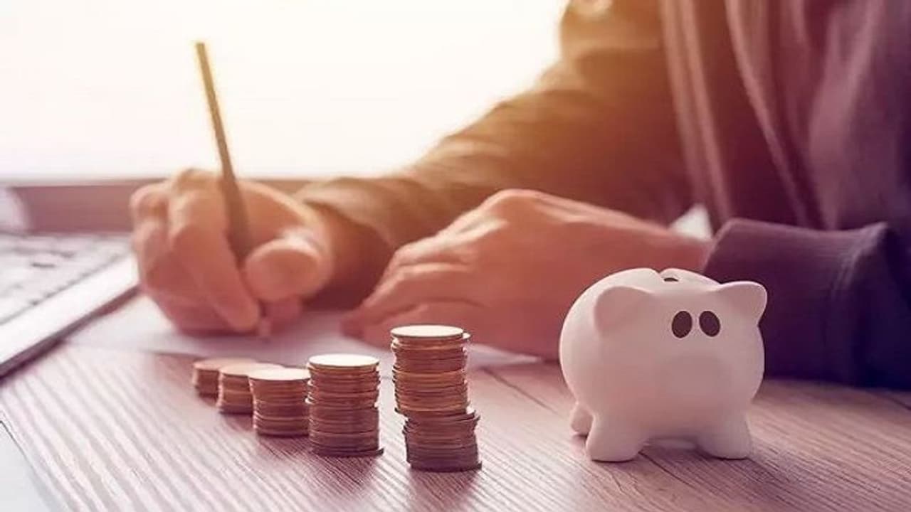 SBI Vs HDFC FD: आम लोगों को फिक्स्ड डिपॉजिट पर कौन करा रहा है सबसे ज्यादा कमाई, यहां देखिए डिटेल SBI Vs HDFC FD: आम लोगों को फिक्स्ड डिपॉजिट पर कौन करा रहा है सबसे ज्यादा कमाई, यहां देखिए डिटेल