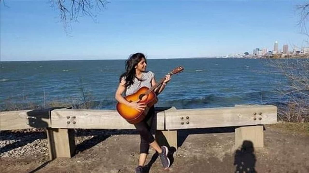 సెల్పీ సరదా... అమెరికాలో తెలుగు యువతి బలి (వీడియో) సెల్పీ సరదా... అమెరికాలో తెలుగు యువతి బలి (వీడియో)