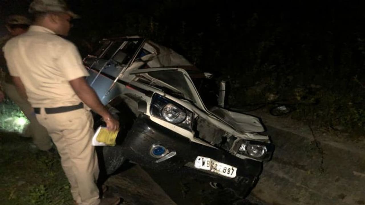 জঙ্গল থেকে রাস্তায় আচমকা বেরোল হাতি, গাড়ির সঙ্গে হাতির সংঘর্ষে ধাক্কায় জখম ৪ জঙ্গল থেকে রাস্তায় আচমকা বেরোল হাতি, গাড়ির সঙ্গে হাতির সংঘর্ষে ধাক্কায় জখম ৪