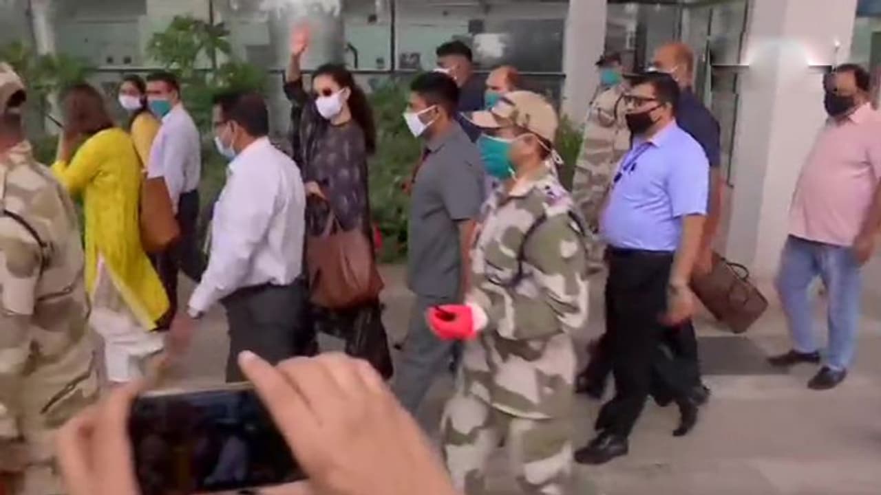 मुंबई से चंडीगढ़ पहुंचते ही कंगना ने लिखा, इस बार बच गई, फिर कहा, सोनिया सेना से मुंबई असुरक्षित मुंबई से चंडीगढ़ पहुंचते ही कंगना ने लिखा, इस बार बच गई, फिर कहा, सोनिया सेना से मुंबई असुरक्षित