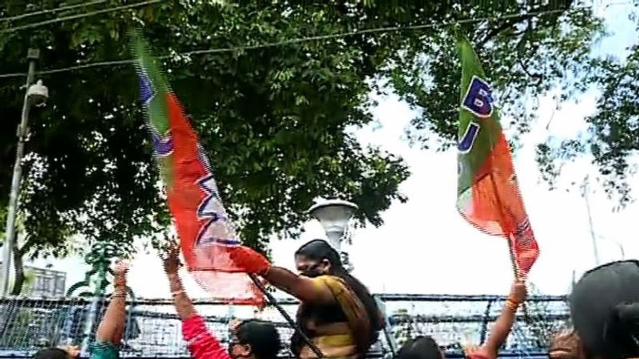 ബാരിക്കേഡിൽ കയറി സെക്രട്ടേറിയറ്റിലേക്ക് ചാടാൻ ശ്രമം: വനിതാ മോർച്ച മാര്‍ച്ചിൽ സംഘര്‍ഷം