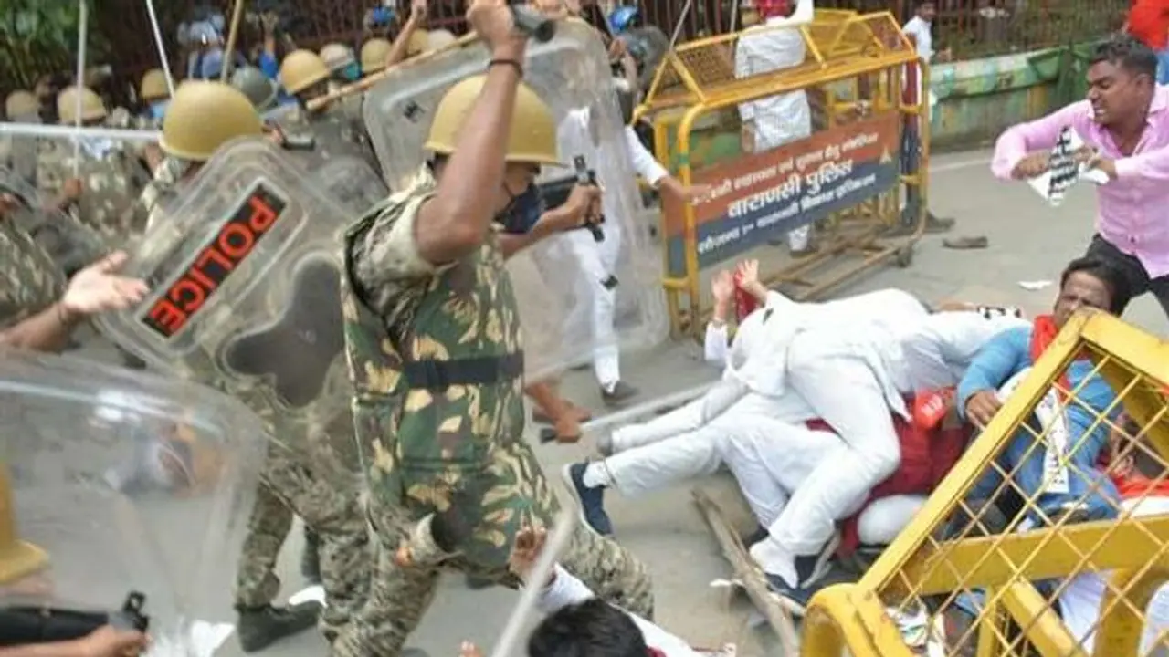 यूपीः SP का प्रदर्शन, कई जगह लाठीचार्ज; 50 से ज्यादा सपाई गिरफ्तार, हिरासत में कांग्रेस प्रदेशअध्यक्ष यूपीः SP का प्रदर्शन, कई जगह लाठीचार्ज; 50 से ज्यादा सपाई गिरफ्तार, हिरासत में कांग्रेस प्रदेशअध्यक्ष