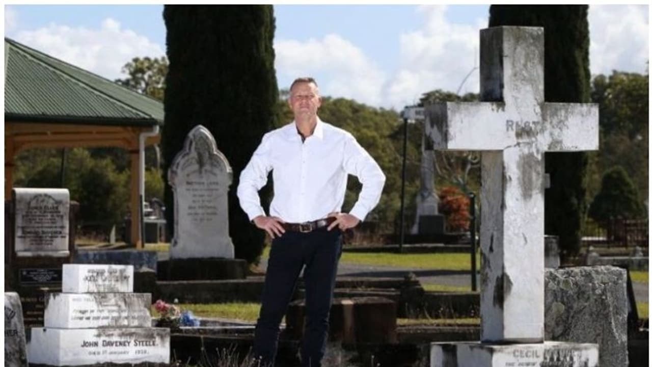 മരിക്കും മുമ്പ് രഹസ്യങ്ങള്‍ കേള്‍ക്കും, മരണശേഷം അത് വെളിപ്പെടുത്തും; ജോലിയില്‍ നിന്ന് വരുമാനം ലക്ഷങ്ങള്‍