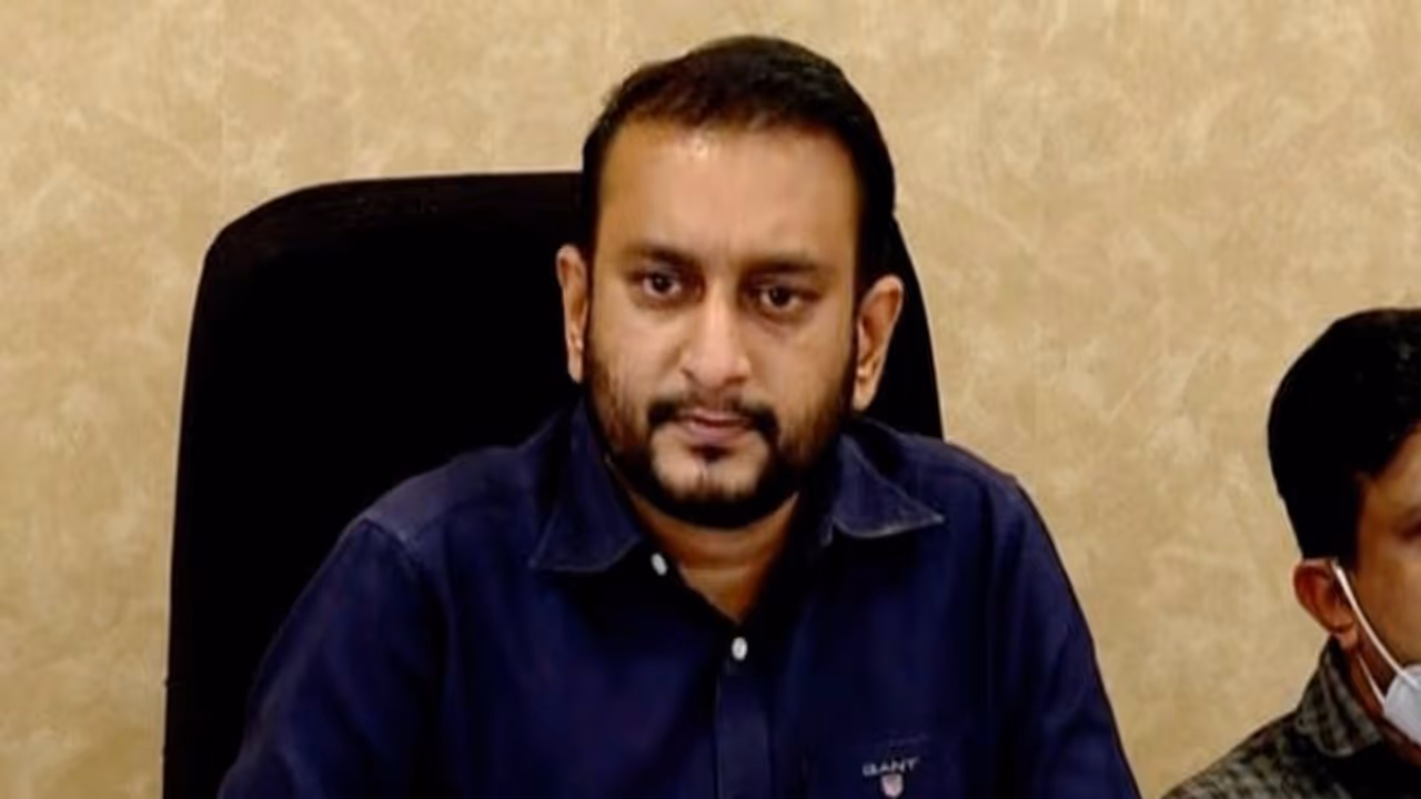 മുഖ്യമന്ത്രിക്ക് എത്ര ചങ്കുണ്ടെങ്കിലും ഇന്ധന സെസ് പിൻവലിപ്പിക്കും, മന്ത്രിമാരെ തടയും: പികെ ഫിറോസ് മുഖ്യമന്ത്രിക്ക് എത്ര ചങ്കുണ്ടെങ്കിലും ഇന്ധന സെസ് പിൻവലിപ്പിക്കും, മന്ത്രിമാരെ തടയും: പികെ ഫിറോസ്