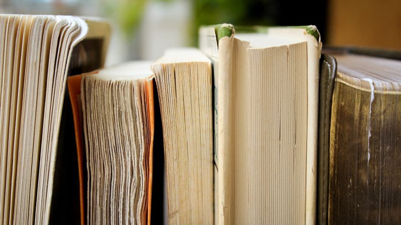 বর্ষায় বইয়ের পাতা নষ্ট হওয়ার আগেই সতর্ক হন, এই কয়েকটি টিপসেই বইকে যত্ন রাখুন বর্ষায় বইয়ের পাতা নষ্ট হওয়ার আগেই সতর্ক হন, এই কয়েকটি টিপসেই বইকে যত্ন রাখুন