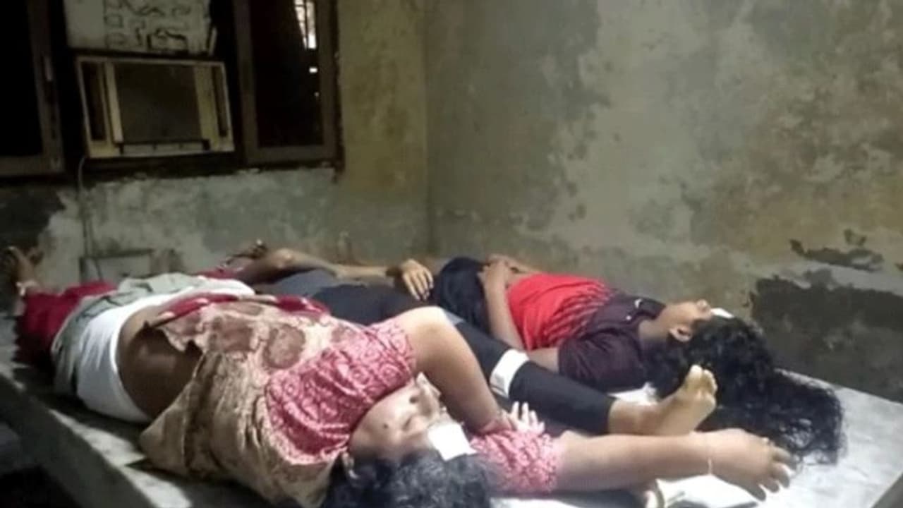 आधी रात को युवक ने नींद में काट दी पत्नी और सास की गर्दन..फिर खून से सने बच्चों को लेकर गया थाने