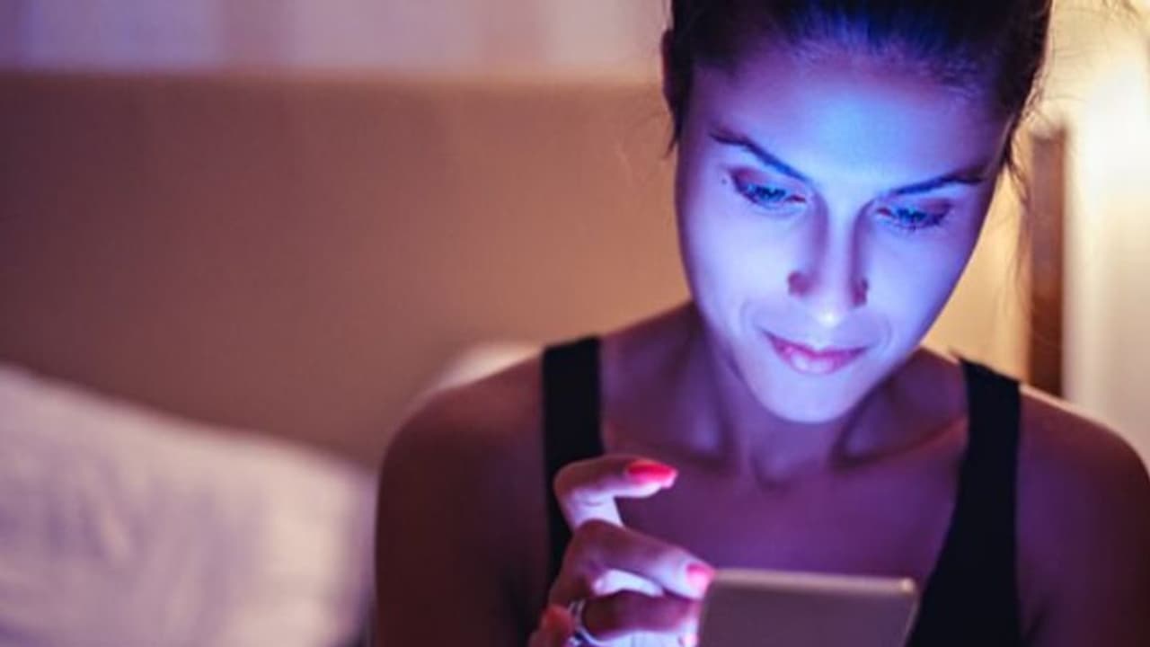 രാത്രിയില് അധികനേരം ഫോണില് കളിക്കല്ലേ; പ്രായം പെട്ടെന്ന് കൂടും... രാത്രിയില് അധികനേരം ഫോണില് കളിക്കല്ലേ; പ്രായം പെട്ടെന്ന് കൂടും...