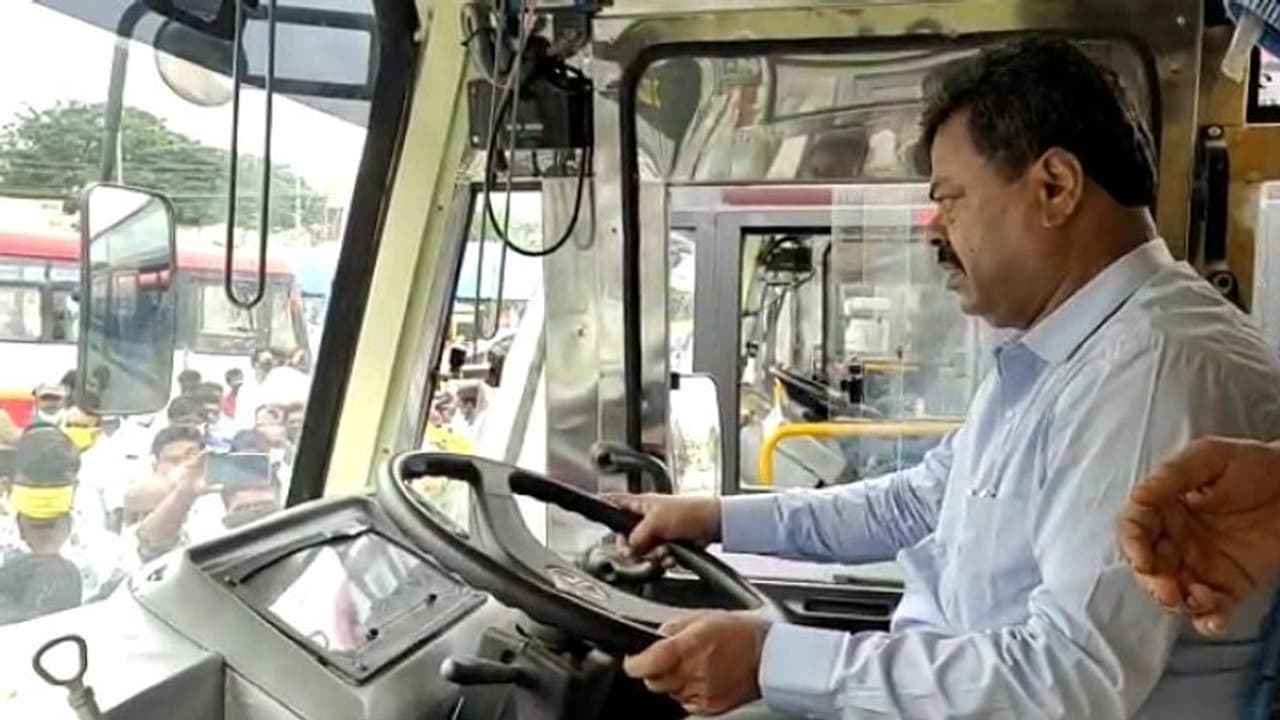 ಉದ್ಘಾಟನೆ ನೆಪದಲ್ಲಿ ಮತ್ತೆ ಐದಾರು ಕಿ.ಮೀ. ಬಸ್ ಚಲಾಯಿಸಿದ ರೇಣುಕಾಚಾರ್ಯ