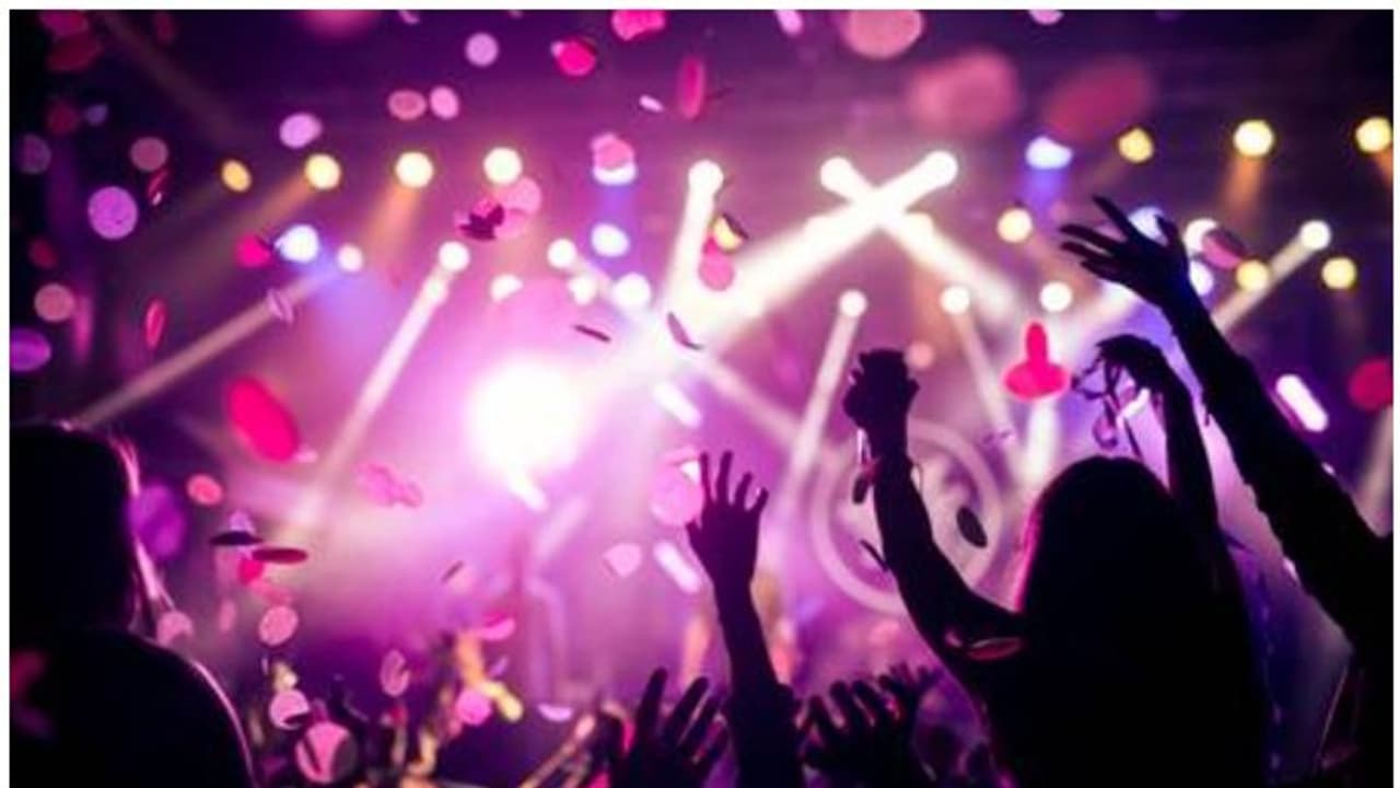 സോഷ്യല് മീഡിയയില് വീഡിയോ പ്രചരിച്ചു; ദുബായില് പാര്ട്ടി നടത്തിയ ഡിജെ ഉള്പ്പെടെ മൂന്നു പേര് അറസ്റ്റില് സോഷ്യല് മീഡിയയില് വീഡിയോ പ്രചരിച്ചു; ദുബായില് പാര്ട്ടി നടത്തിയ ഡിജെ ഉള്പ്പെടെ മൂന്നു പേര് അറസ്റ്റില്