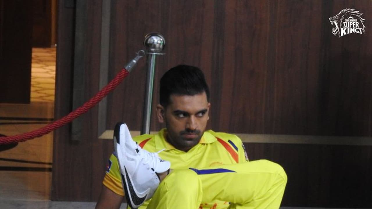 చెన్నై ప్లేయర్కి తగ్గని కరోనా... ప్లాన్ మారుస్తున్న ధోనీ... చెన్నై ప్లేయర్కి తగ్గని కరోనా... ప్లాన్ మారుస్తున్న ధోనీ...