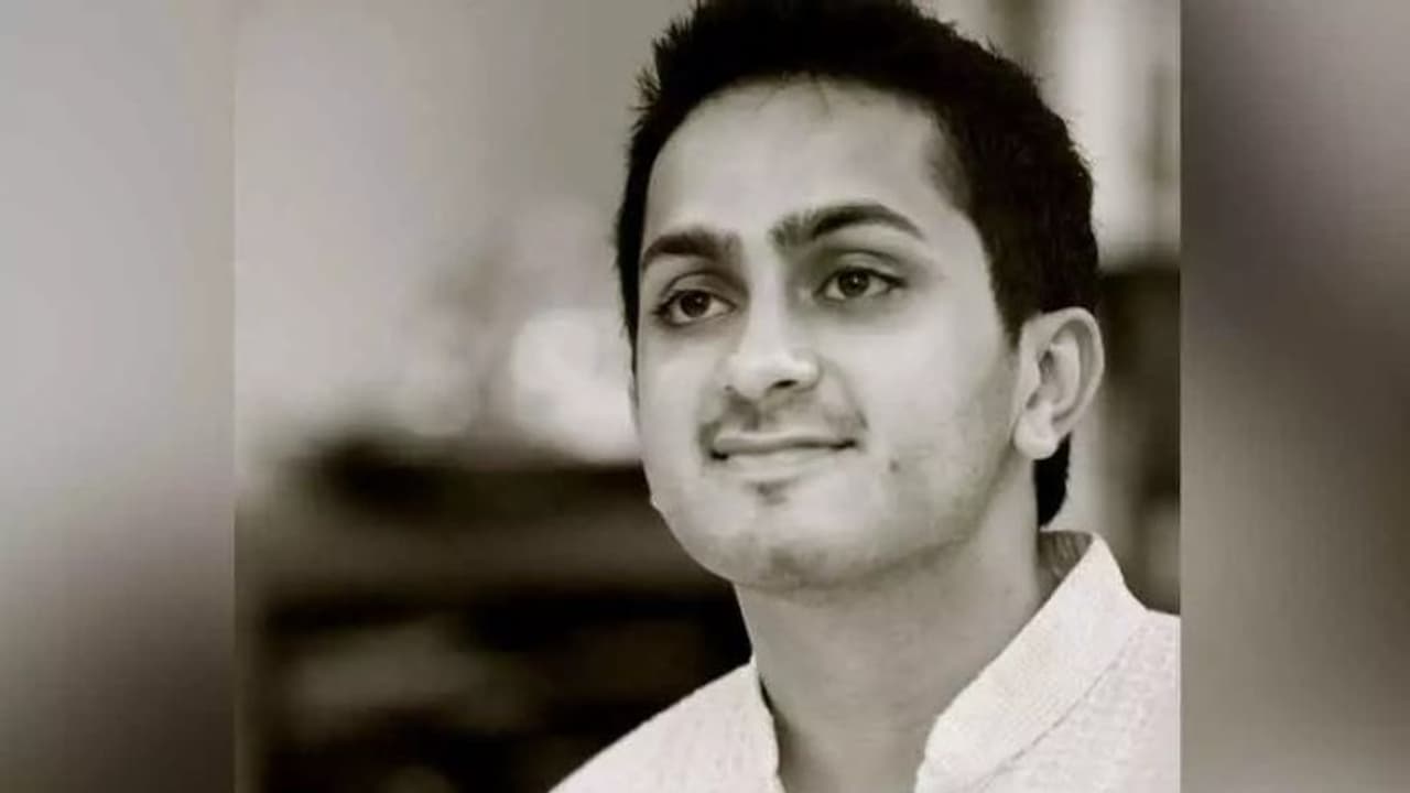 ബെംഗളൂരു മയക്കുമരുന്ന് കേസ്; മുന്മന്ത്രിയുടെ മകന്റെ വീട്ടില് റെയിഡ് ബെംഗളൂരു മയക്കുമരുന്ന് കേസ്; മുന്മന്ത്രിയുടെ മകന്റെ വീട്ടില് റെയിഡ്