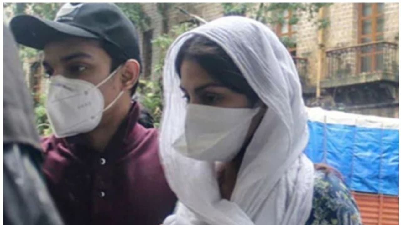 రియా చక్రవర్తికి బెయిల్.. షాక్లో సుశాంత్ ఫ్యాన్స్ రియా చక్రవర్తికి బెయిల్.. షాక్లో సుశాంత్ ఫ్యాన్స్