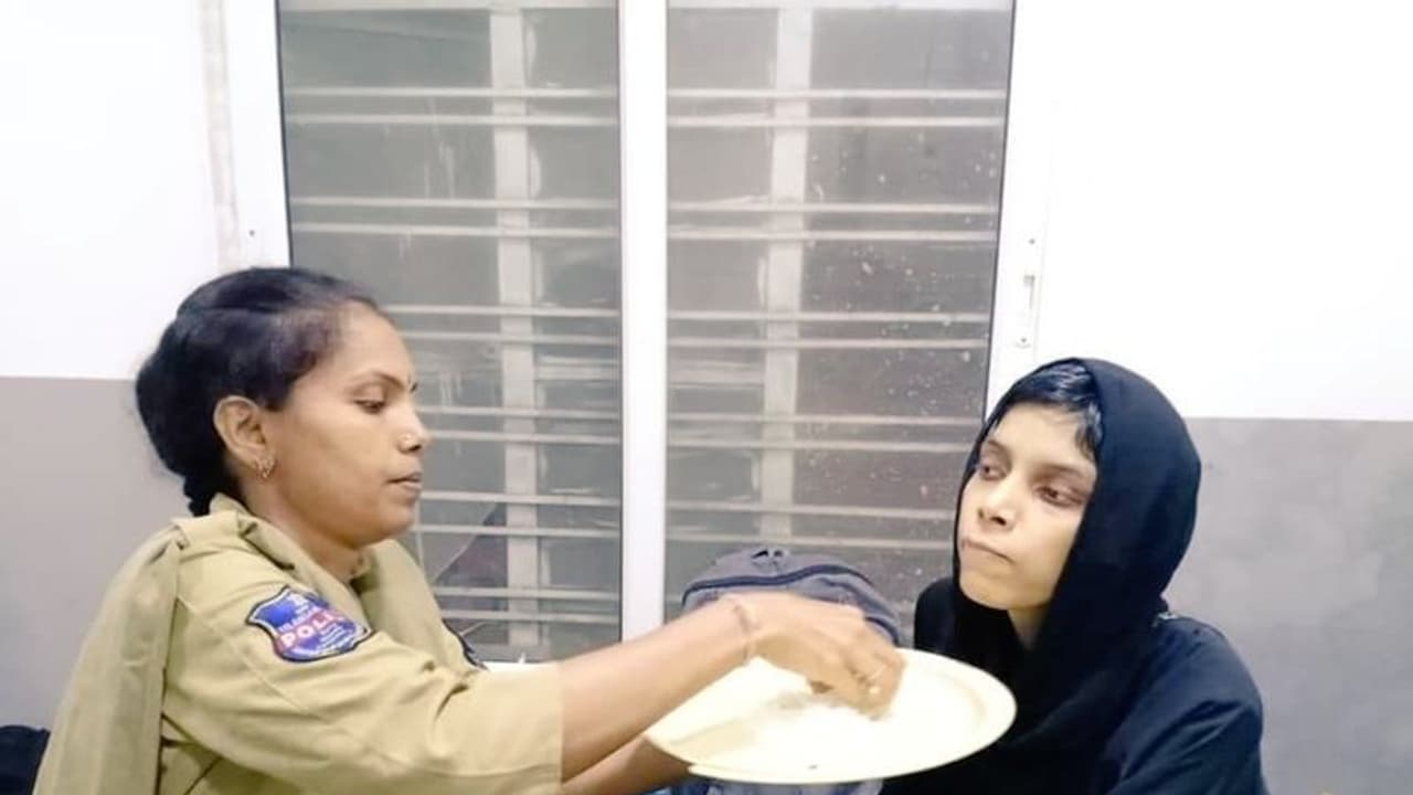 Viral video: Here's why a Telangana woman cop’s humanitarian act is earning her praises Viral video: Here's why a Telangana woman cop’s humanitarian act is earning her praises