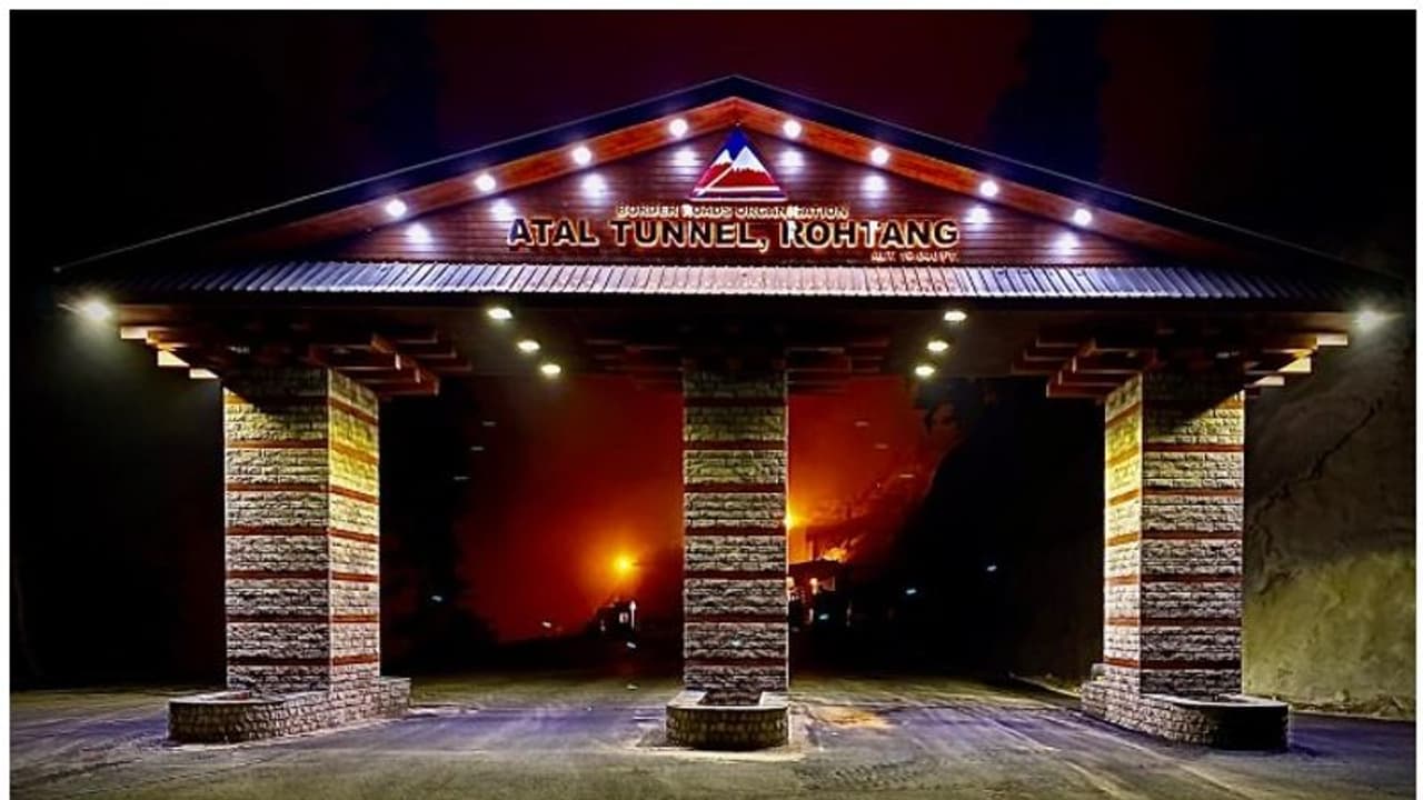 ಸೇನೆಗಾಗಿ ನಿರ್ಮಿಸಿದ ಅಟಲ್ ಸುರಂಗದಲ್ಲಿ ಸೇನಾ ವಾಹನ ನಿಷೇಧ? ಸೇನೆಗಾಗಿ ನಿರ್ಮಿಸಿದ ಅಟಲ್ ಸುರಂಗದಲ್ಲಿ ಸೇನಾ ವಾಹನ ನಿಷೇಧ?