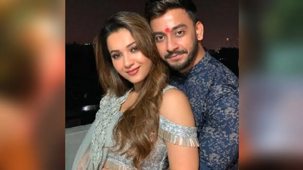 এই নোংরা কাজ মানায় না 'BJP' কে, ভোটের উত্তাপে বিতর্কিত Video নিয়ে প্রেমিকা কৌশানির পাশে বনি এই নোংরা কাজ মানায় না 'BJP' কে, ভোটের উত্তাপে বিতর্কিত Video নিয়ে প্রেমিকা কৌশানির পাশে বনি