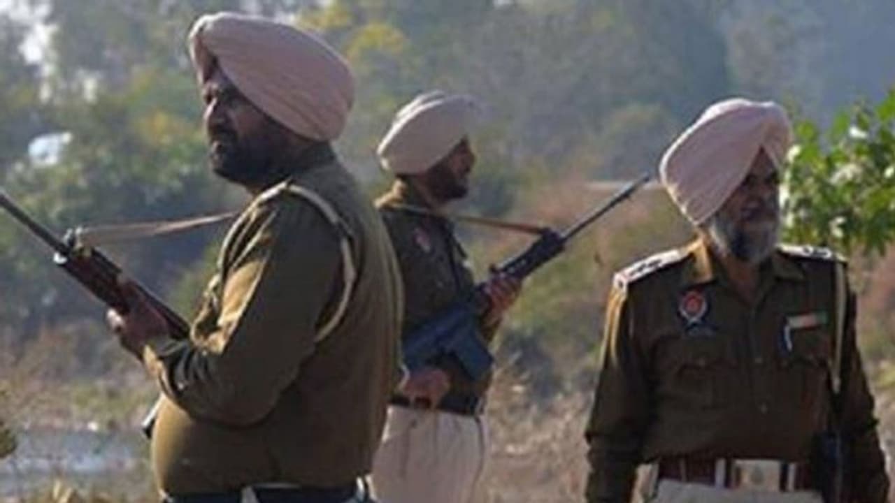 424 మంది వీవీఐపీల భద్రతను పునరుద్దరించిన పంజాబ్ ప్రభుత్వం.. సింగర్ సిద్ధూ హత్య నేపథ్యంలో నిర్ణయం 424 మంది వీవీఐపీల భద్రతను పునరుద్దరించిన పంజాబ్ ప్రభుత్వం.. సింగర్ సిద్ధూ హత్య నేపథ్యంలో నిర్ణయం