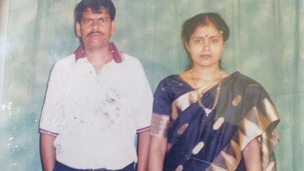 ছেলের বিয়ের পরেই সংসারে 'অশান্তি', একই দড়িতে গলায় ফাঁস দিয়ে আত্মহত্যা দম্পতির ছেলের বিয়ের পরেই সংসারে 'অশান্তি', একই দড়িতে গলায় ফাঁস দিয়ে আত্মহত্যা দম্পতির