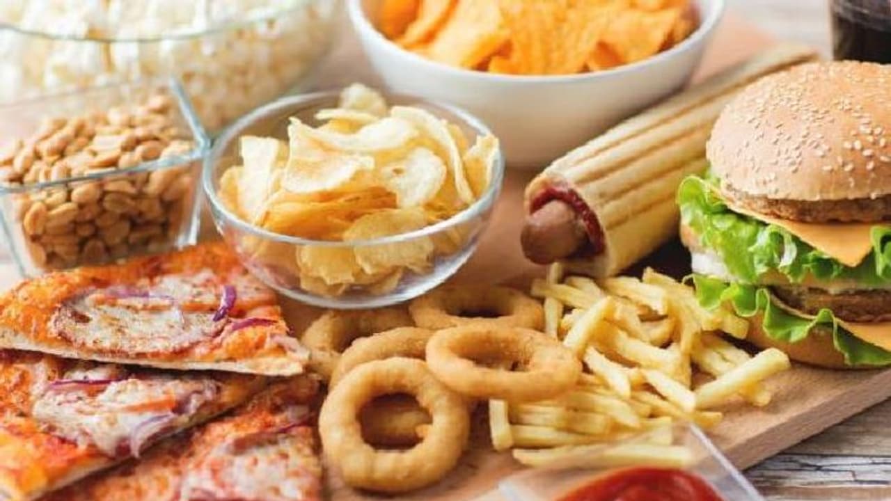 Health Tips প্রচণ্ড খিদের মুখে এই খাবারগুলো খাচ্ছেন না তো, সাবধান নয়তো ভয়ানক বিপদ Health Tips প্রচণ্ড খিদের মুখে এই খাবারগুলো খাচ্ছেন না তো, সাবধান নয়তো ভয়ানক বিপদ