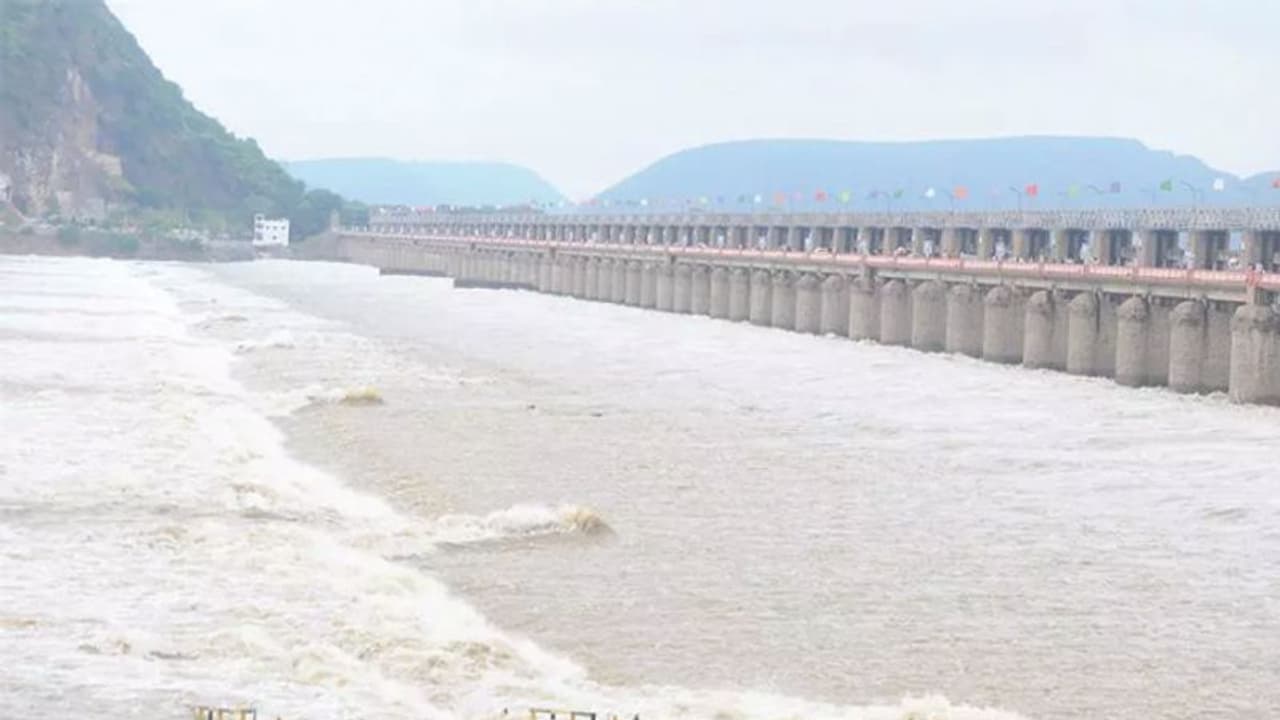 భారీ వర్షాలతో కృష్ణమ్మ ఉగ్రరూపం... రెండో ప్రమాద హెచ్చరిక జారీ