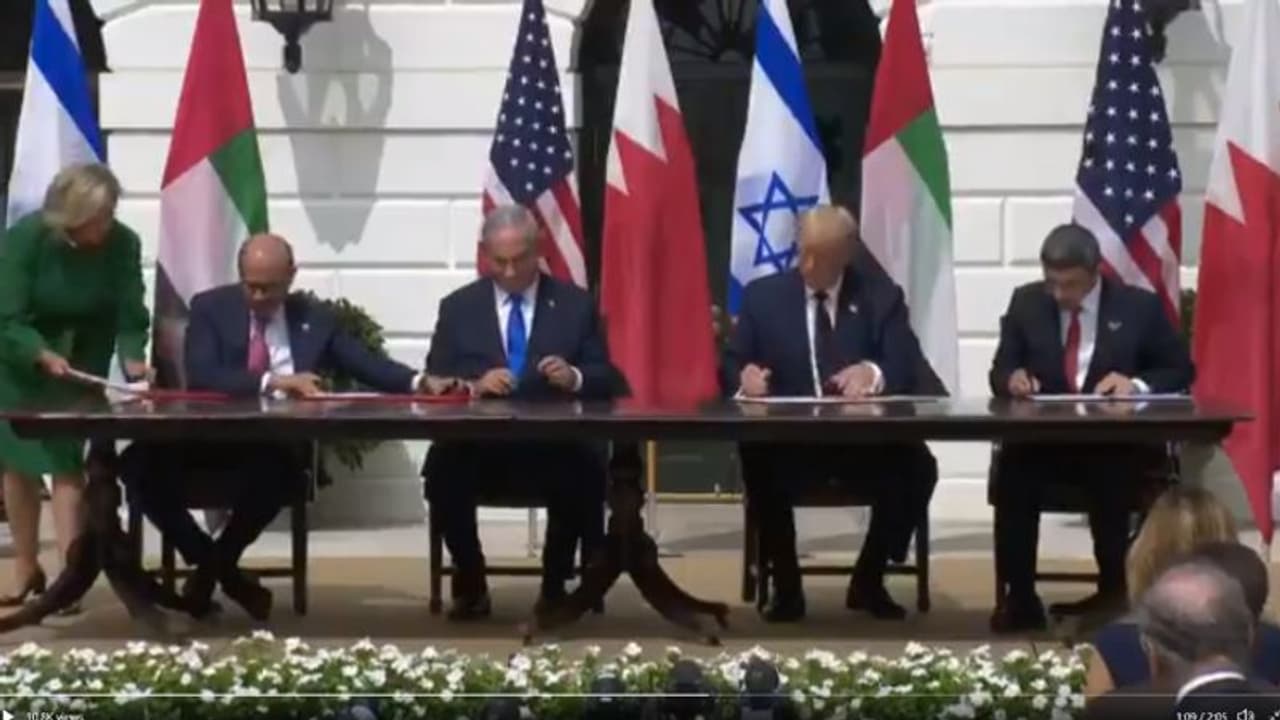 ചരിത്ര നിമിഷം; യുഎഇയും ബഹ്റൈനുമായി സമാധാന കരാര് ഒപ്പിട്ട് ഇസ്രയേല് ചരിത്ര നിമിഷം; യുഎഇയും ബഹ്റൈനുമായി സമാധാന കരാര് ഒപ്പിട്ട് ഇസ്രയേല്