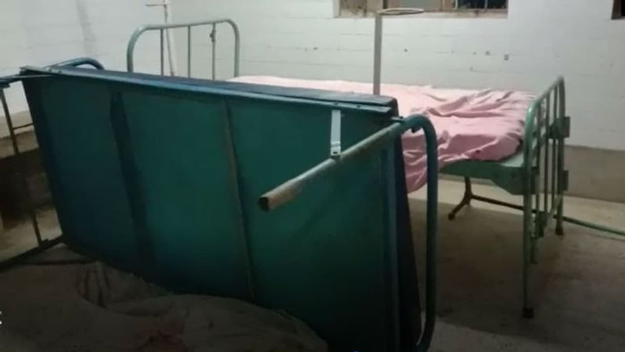 'মৃত ঘোষণার পরেও বেঁচে ছিল রোগী', চিকিৎসায় গাফিলতির অভিযোগে হাসপাতালে ভাঙচুর 'মৃত ঘোষণার পরেও বেঁচে ছিল রোগী', চিকিৎসায় গাফিলতির অভিযোগে হাসপাতালে ভাঙচুর