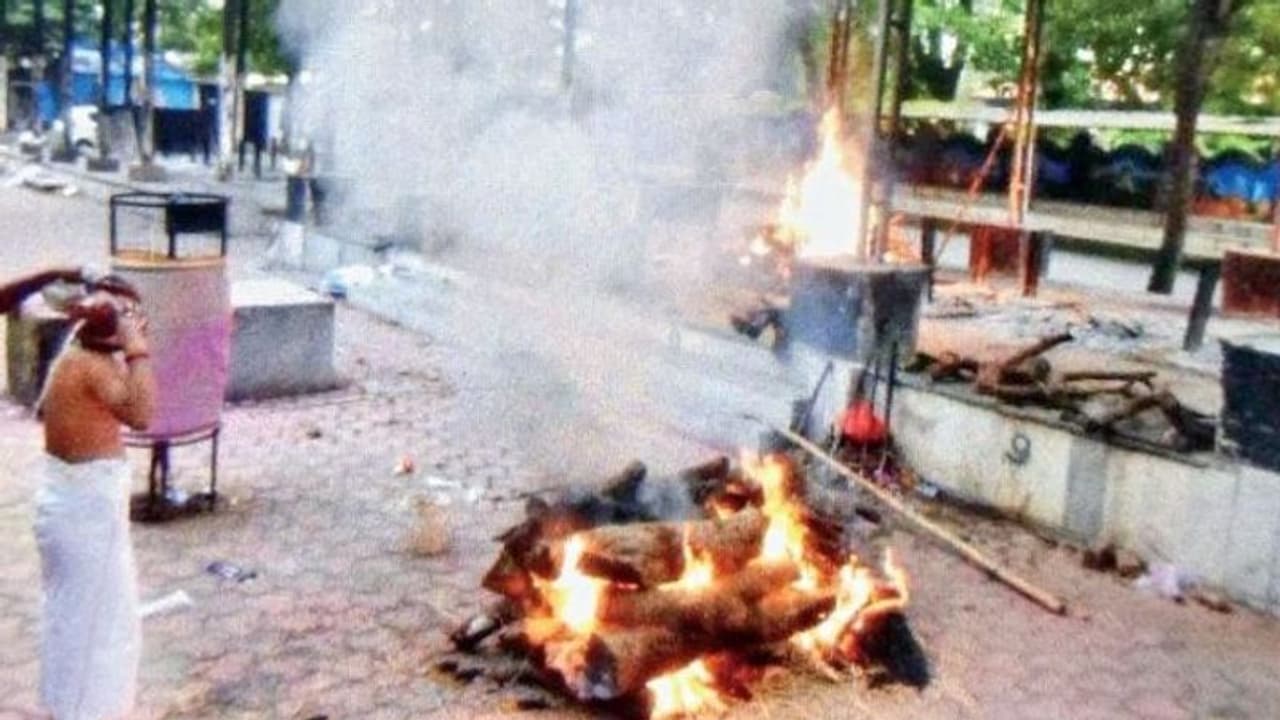 बेबसी की तस्वीर: परिजन ने शव को जमीन पर चिता बनाकर किया अंतिम संस्कार, लोग बोले है भगवान अब रहम करो बेबसी की तस्वीर: परिजन ने शव को जमीन पर चिता बनाकर किया अंतिम संस्कार, लोग बोले है भगवान अब रहम करो