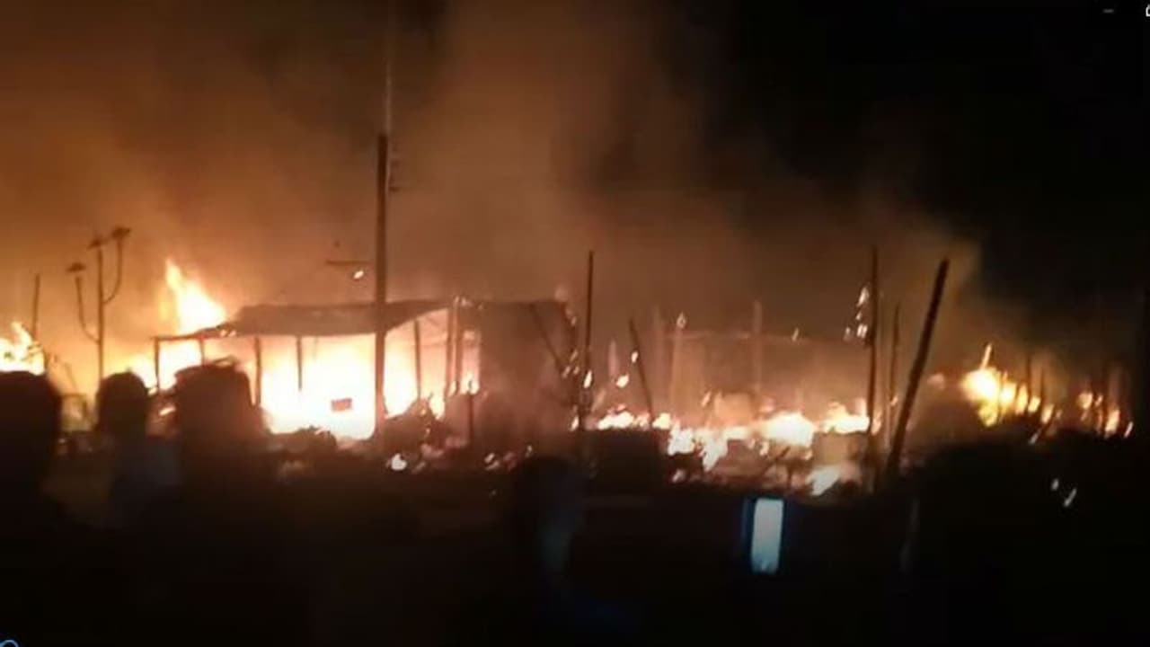 গঙ্গাসাগর বাজার এলাকায় বিধ্বংসী আগুন ঘিরে রহস্য, ভস্মীভূত ১০টি দোকান