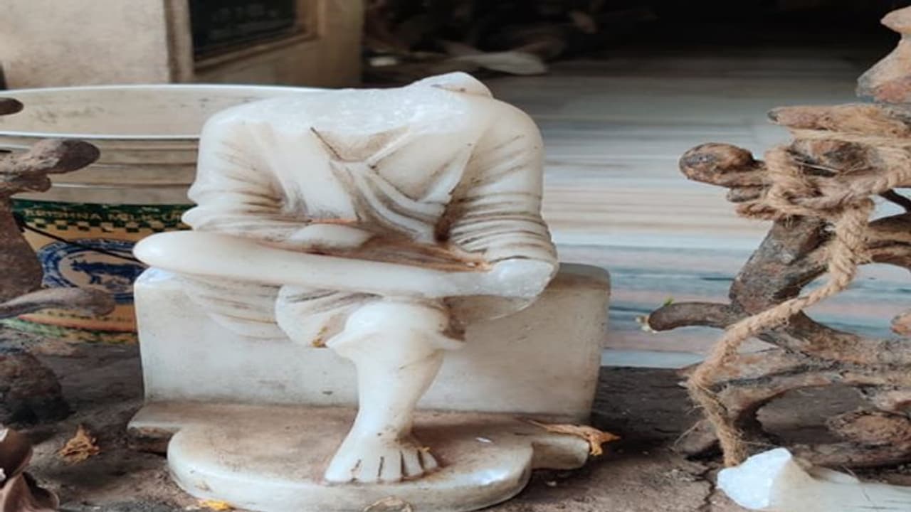 అంతర్వేది ఘటన మరువక ముందే...నిడమానూరులో సాయిబాబా విగ్రహం ధ్వంసం (వీడియో)