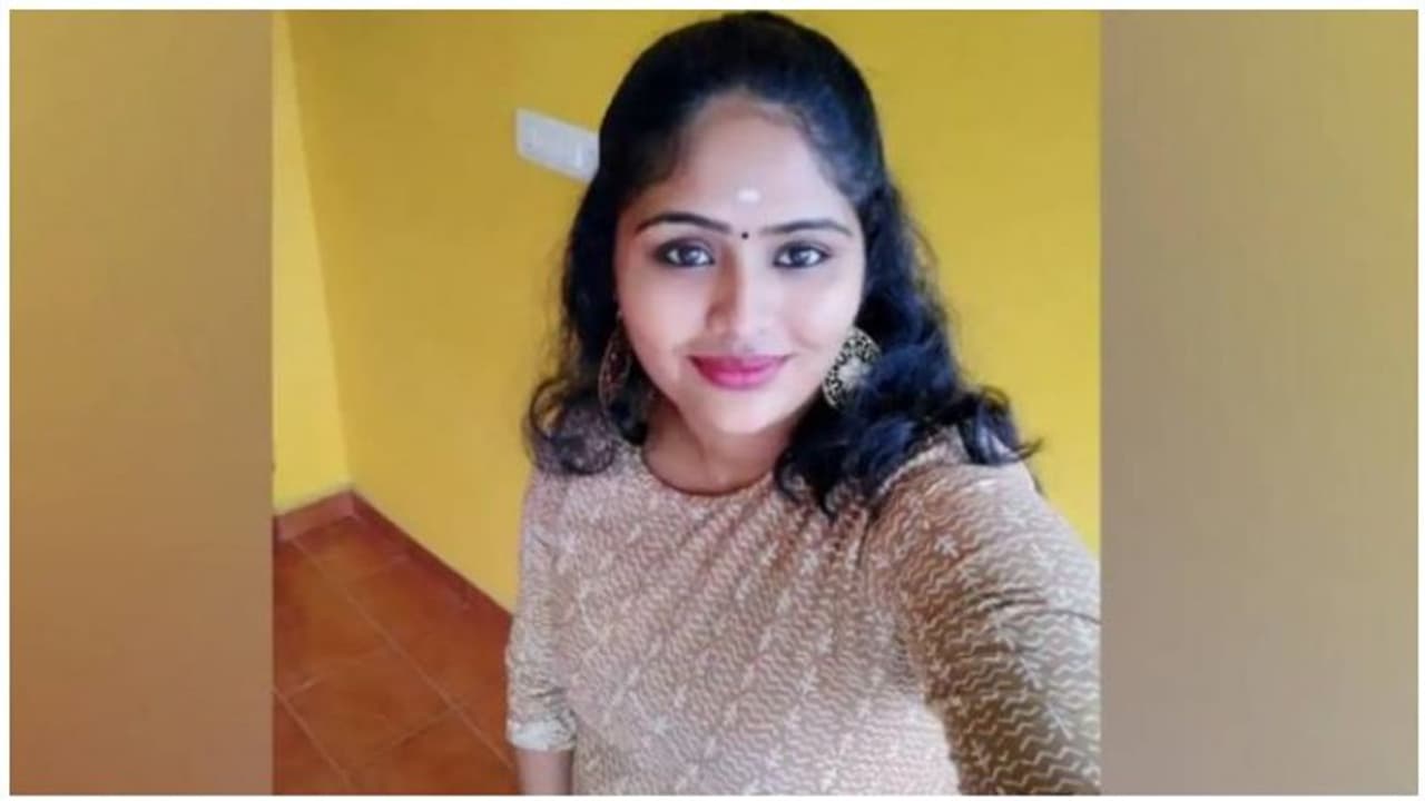 கார் டிரைவரை திருமணம் செய்து சொகுசாக வாழ கணவர் வீட்டில் கொள்ளை... தெய்வமகள் சீரியல் நடிகைக்கு வலைவீச்சு..! கார் டிரைவரை திருமணம் செய்து சொகுசாக வாழ கணவர் வீட்டில் கொள்ளை... தெய்வமகள் சீரியல் நடிகைக்கு வலைவீச்சு..!