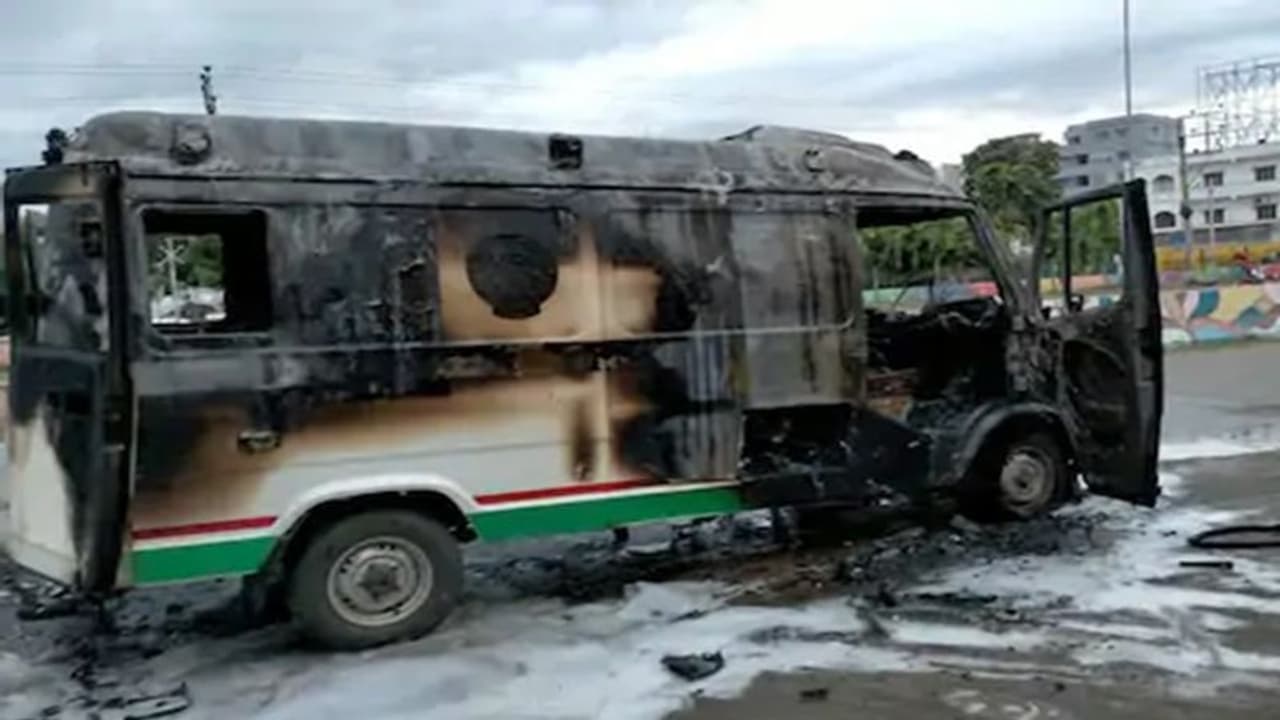 పోలీసులకు చుక్కలు చూపిన రౌడీషీటర్: అంబులెన్స్కు నిప్పు పోలీసులకు చుక్కలు చూపిన రౌడీషీటర్: అంబులెన్స్కు నిప్పు