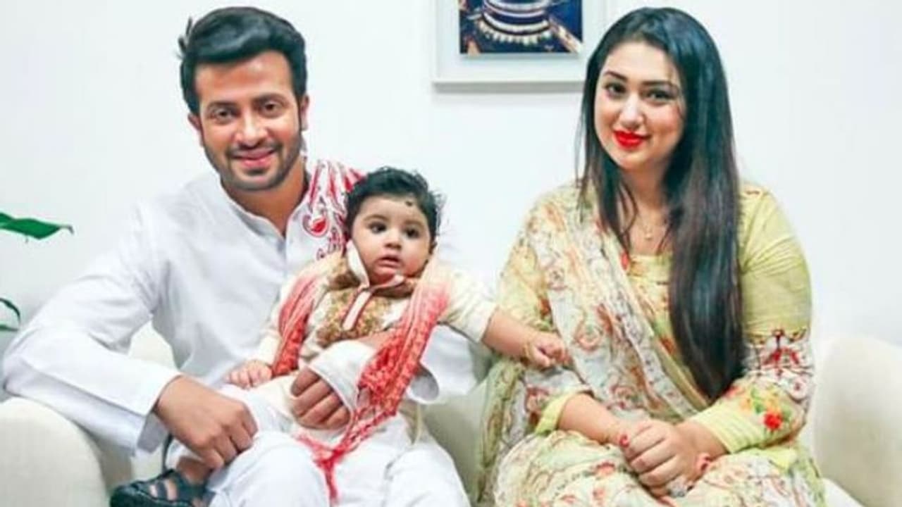 মাথায় চওড়া সিঁদুর, তবে কি আবারও লুকিয়ে বিয়ে করলেন অপু, শাকিবের প্রাক্তনকে নিয়ে জোর চর্চা মাথায় চওড়া সিঁদুর, তবে কি আবারও লুকিয়ে বিয়ে করলেন অপু, শাকিবের প্রাক্তনকে নিয়ে জোর চর্চা