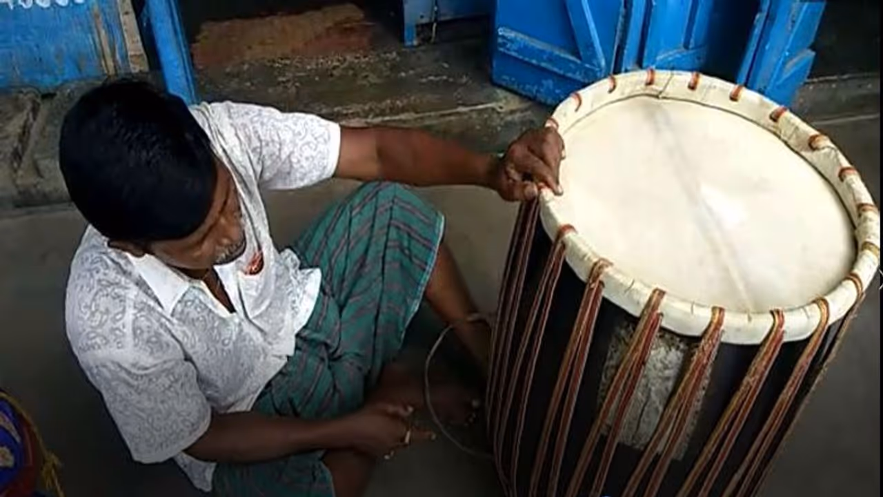 করোনা আবহে ঢাকে পড়েনি পুজোর কাঠি, এবার পুজোয় মাছ সবজি বিক্রি করছেন নদিয়ার ঢাকিরা