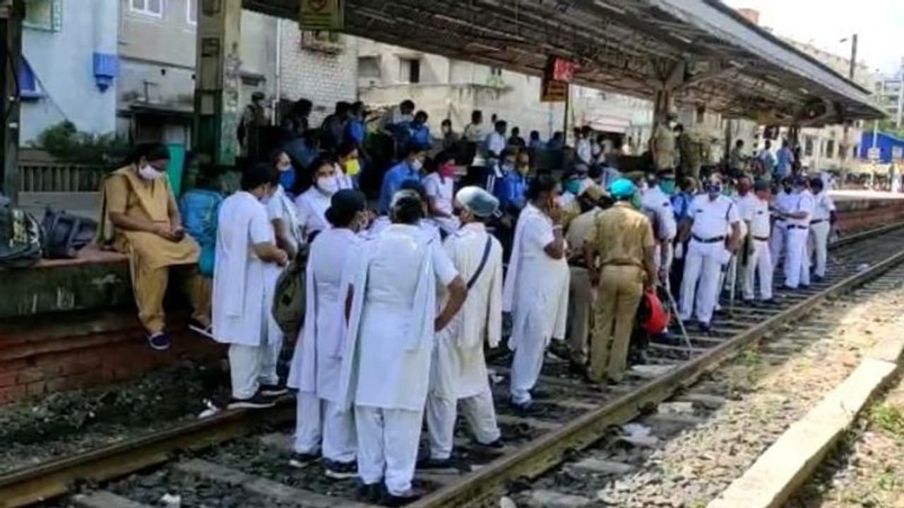 মহালয়ায় বিজেপি র 'শহিদ তর্পণ' এ 'বাধা' তৃণমূলের, বাগবাজারে প্যান্ডেল খুলল পুলিশ মহালয়ায় বিজেপি র 'শহিদ তর্পণ' এ 'বাধা' তৃণমূলের, বাগবাজারে প্যান্ডেল খুলল পুলিশ