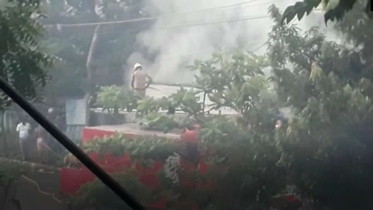 সল্টলেকে সুফল বাংলার স্টলে আগুন, কালো ধোঁয়ার জেরে এলাকায় আতঙ্ক সল্টলেকে সুফল বাংলার স্টলে আগুন, কালো ধোঁয়ার জেরে এলাকায় আতঙ্ক