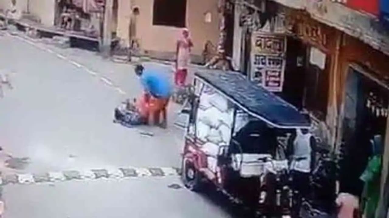 മകളെ ശല്യം ചെയ്തത് ചോദ്യം ചെയ്തു; നടുറോഡിൽ അമ്മയ്ക്ക് ക്രൂരമർദ്ദനം, അയല്വാസി അറസ്റ്റിൽ മകളെ ശല്യം ചെയ്തത് ചോദ്യം ചെയ്തു; നടുറോഡിൽ അമ്മയ്ക്ക് ക്രൂരമർദ്ദനം, അയല്വാസി അറസ്റ്റിൽ